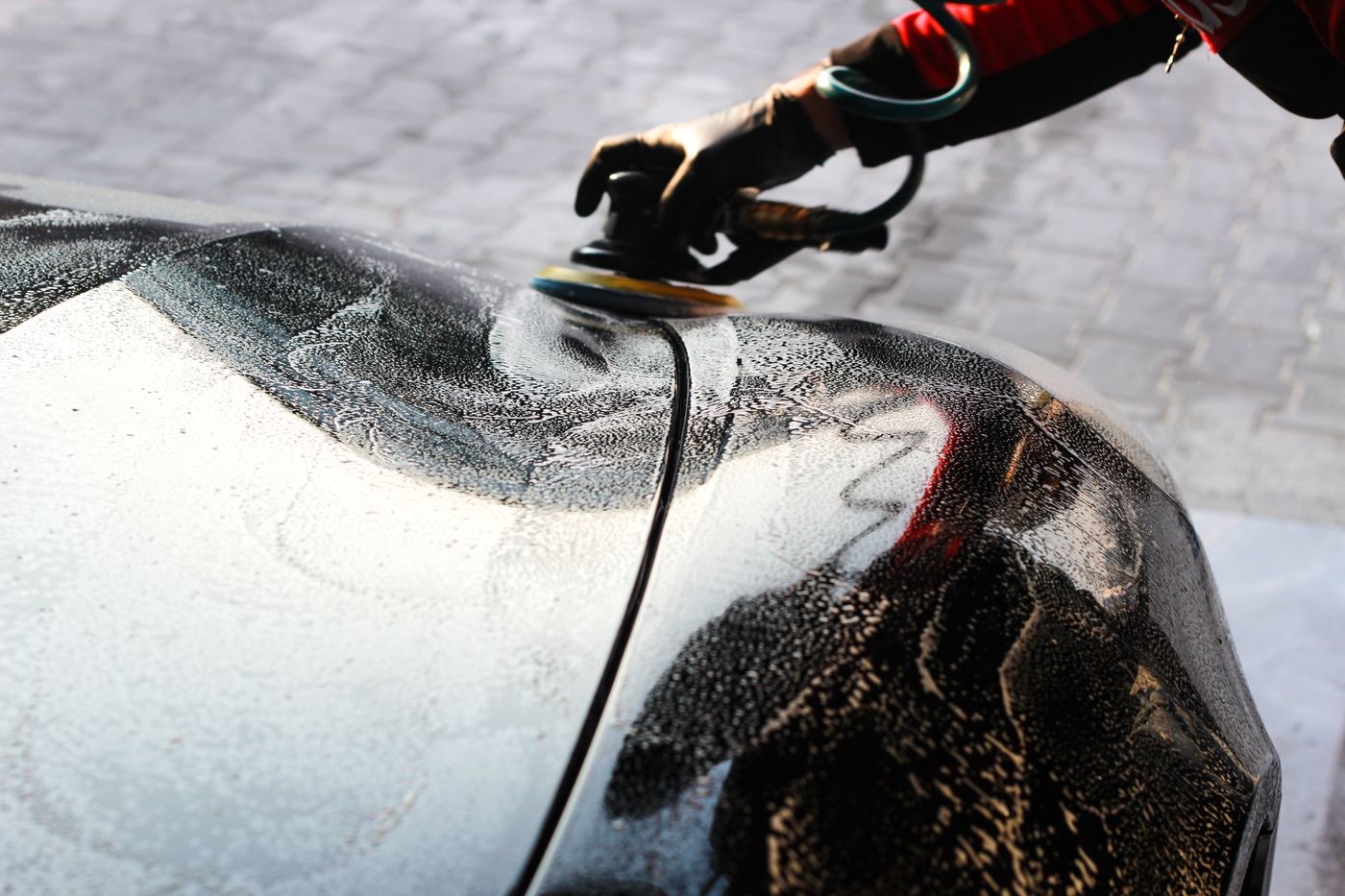 Polissage d'une carrosserie noire